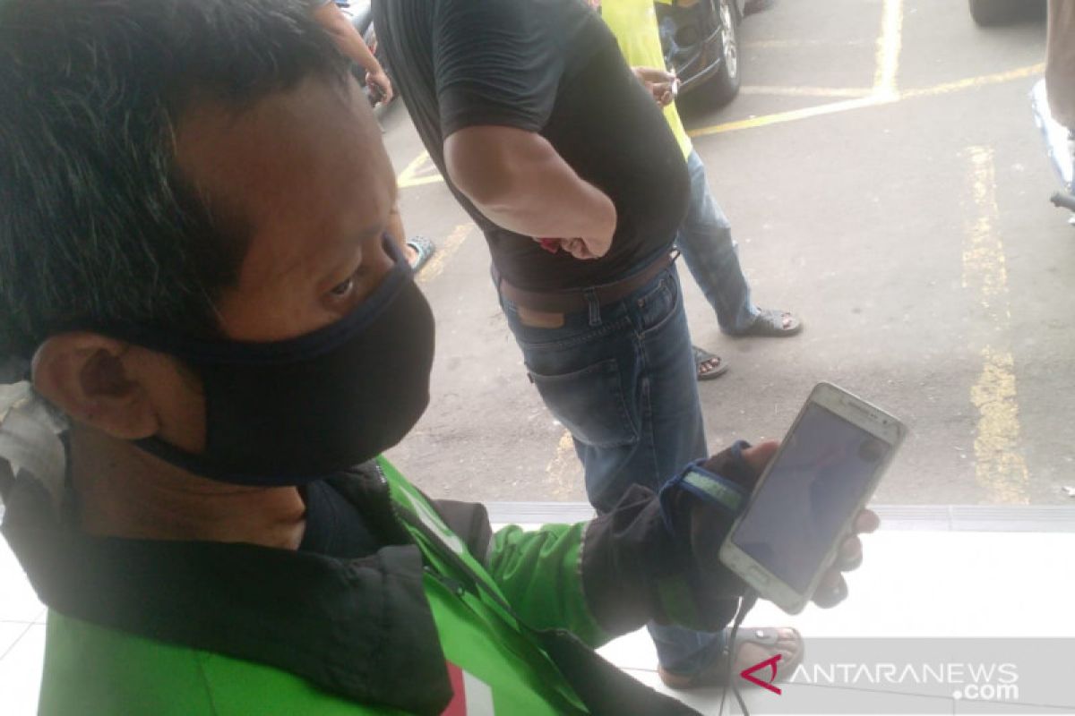 Pengemudi ojek daring beralih jadi kurir saat PSBB