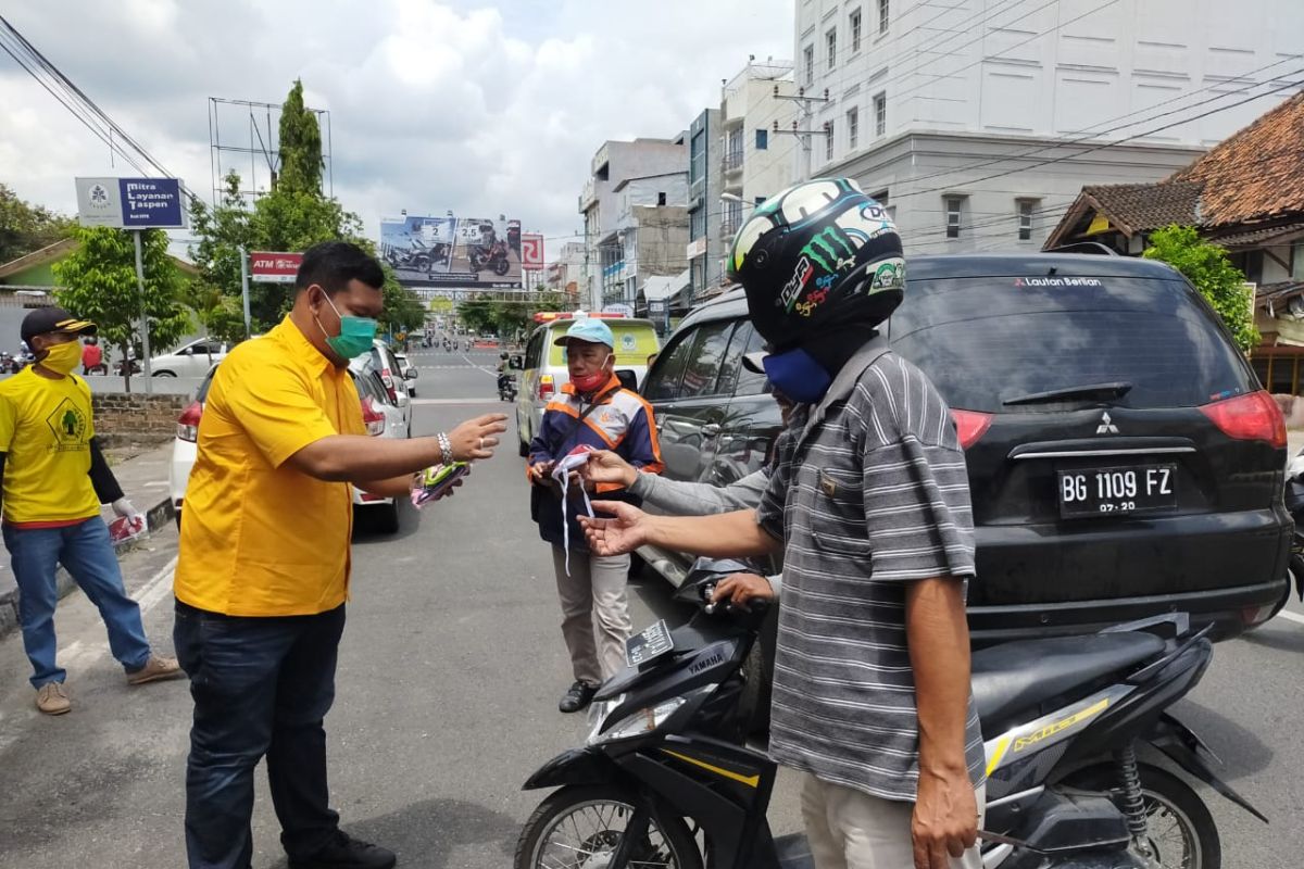 Partai Golkar OKU bagikan 1.000 masker secara gratis