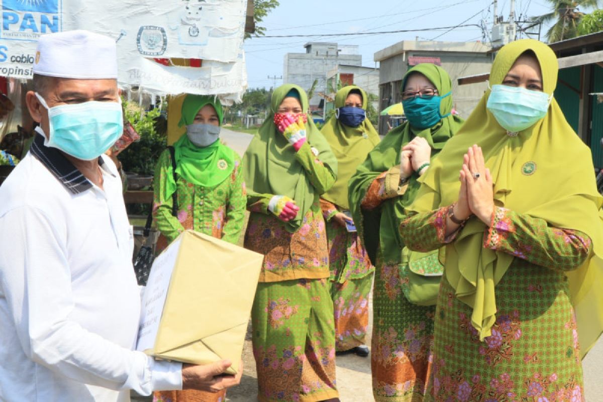 PC Muslimat NU Inhil bagikan masker kain kepada masyarakat