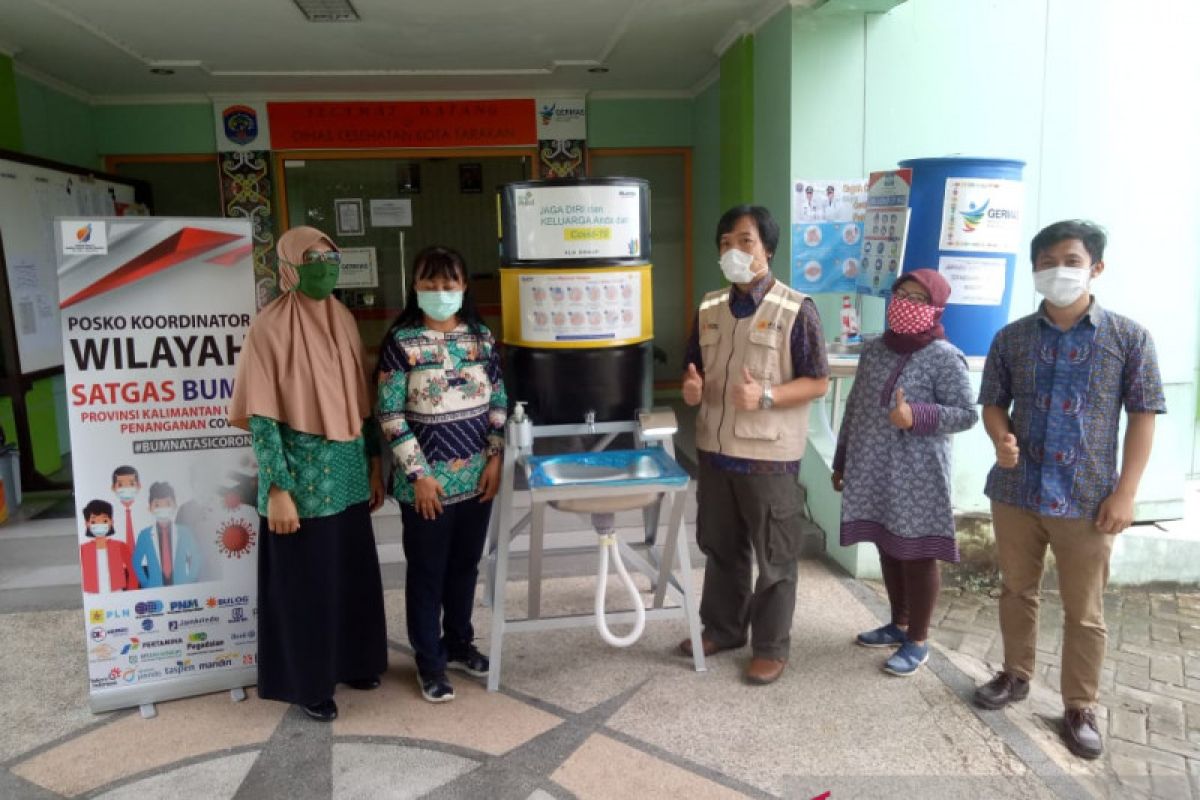 Satgas Bencana BUMN Kaltara serahkan bantuan tempat cuci tangan