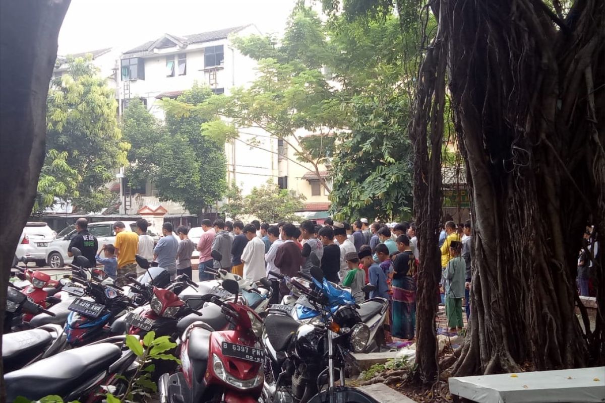 10 masjid di Kemayoran langgar PSBB karena selenggarakan sholat Jumat , satu di komplek kepolisian