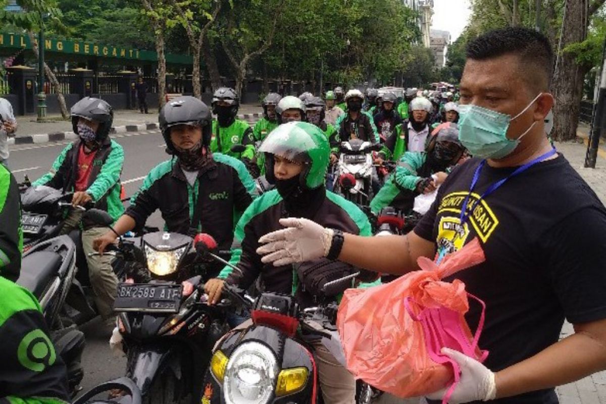 Kodim 0201/BS Medan bagikan masker pada penarik beca bermotor