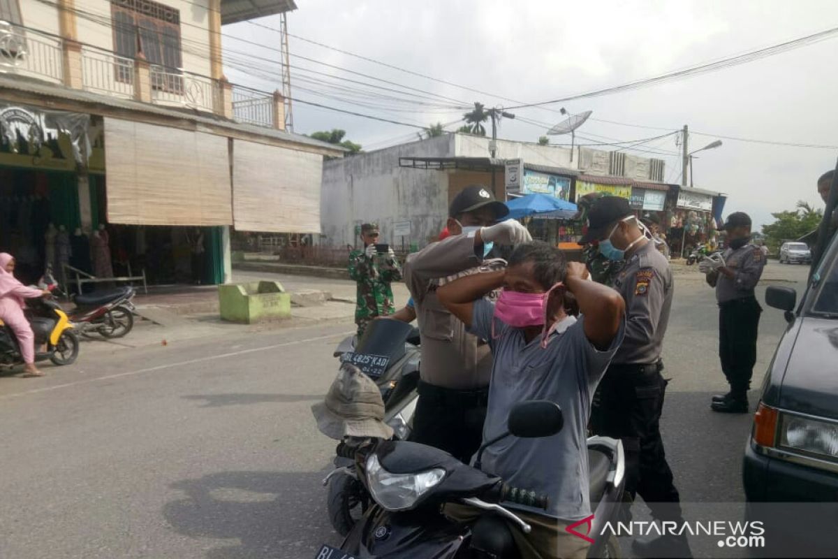 Polisi dan TNI di Aceh Utara bagi-bagi masker ke warga