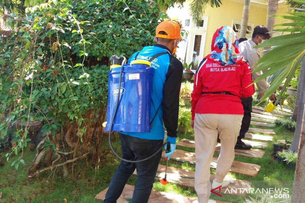 Di Baubau, penyemprotan disinfektan sasar rumah ODP cegah Covid-19