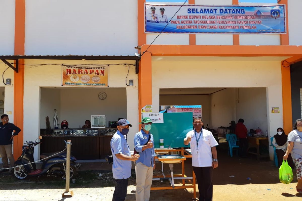 PT Antam menyalurkan bantuan 19 wastafel portabel di Kecamatan Pomalaa