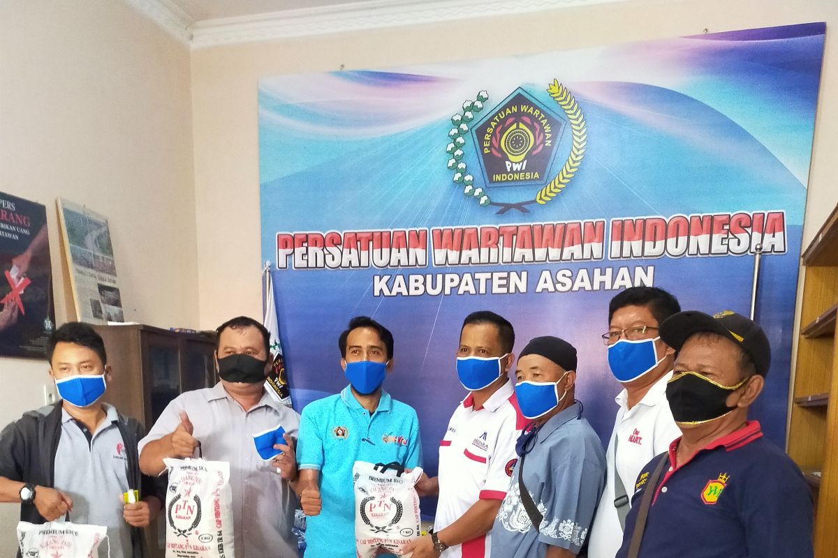 PWI Asahan berbagi beras, masker, hand sanitizer, vitamin C kepada wartawan