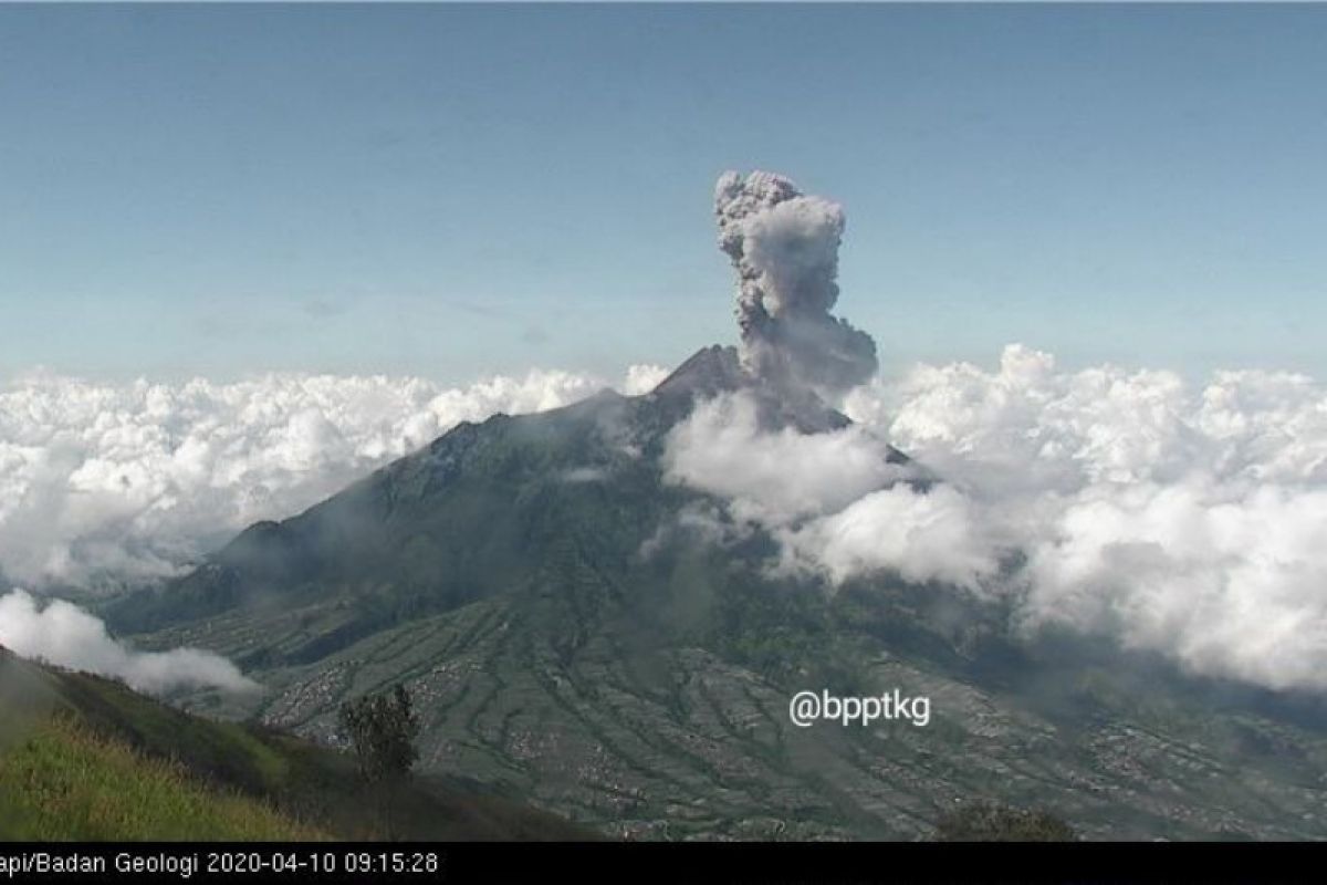 April, Gunung Merapi meletus kedua hari ini dengan tinggi kolom 3.000 meter