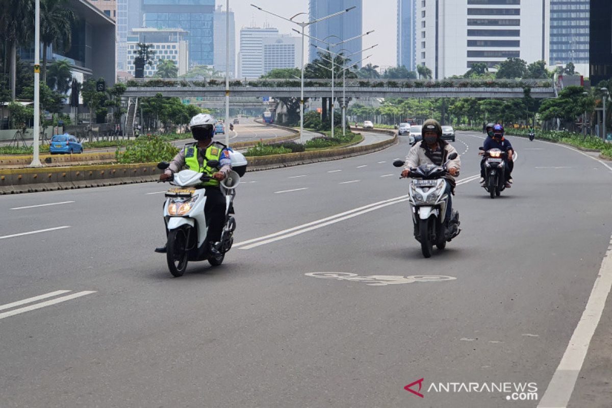 Hari pertama PSBB, Jalan Jenderal Sudirman lengang