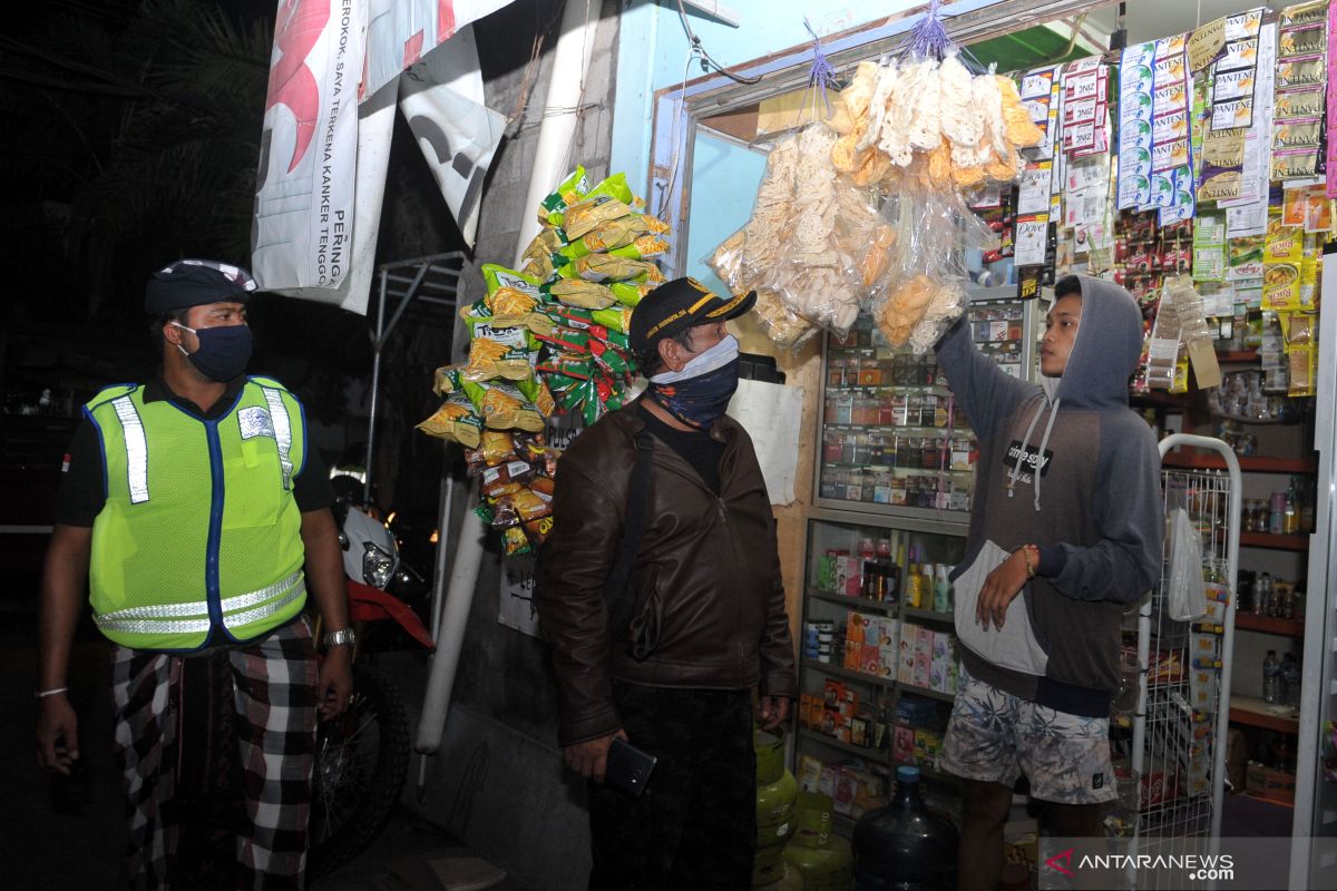 Desa Adat Jimbaran lakukan patroli rutin cegah COVID-19