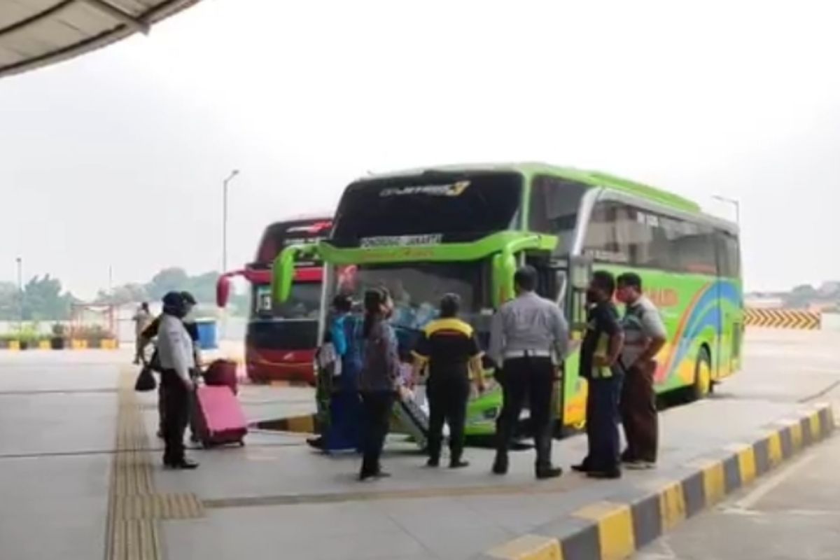 Bus berkapasitas melebihi aturan PSBB tidak diberangkatkan