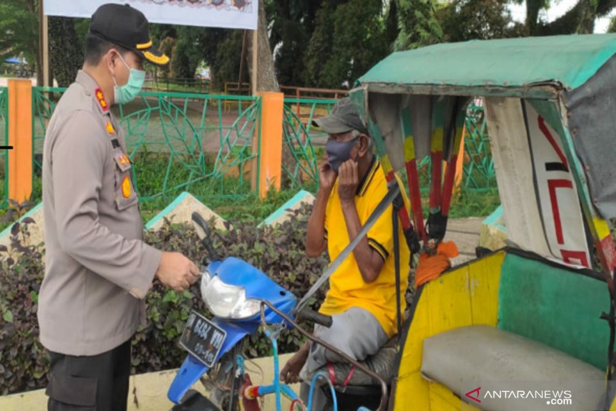 Polres lndragiri Hulu bagikan masker gratis kepada masyarakat