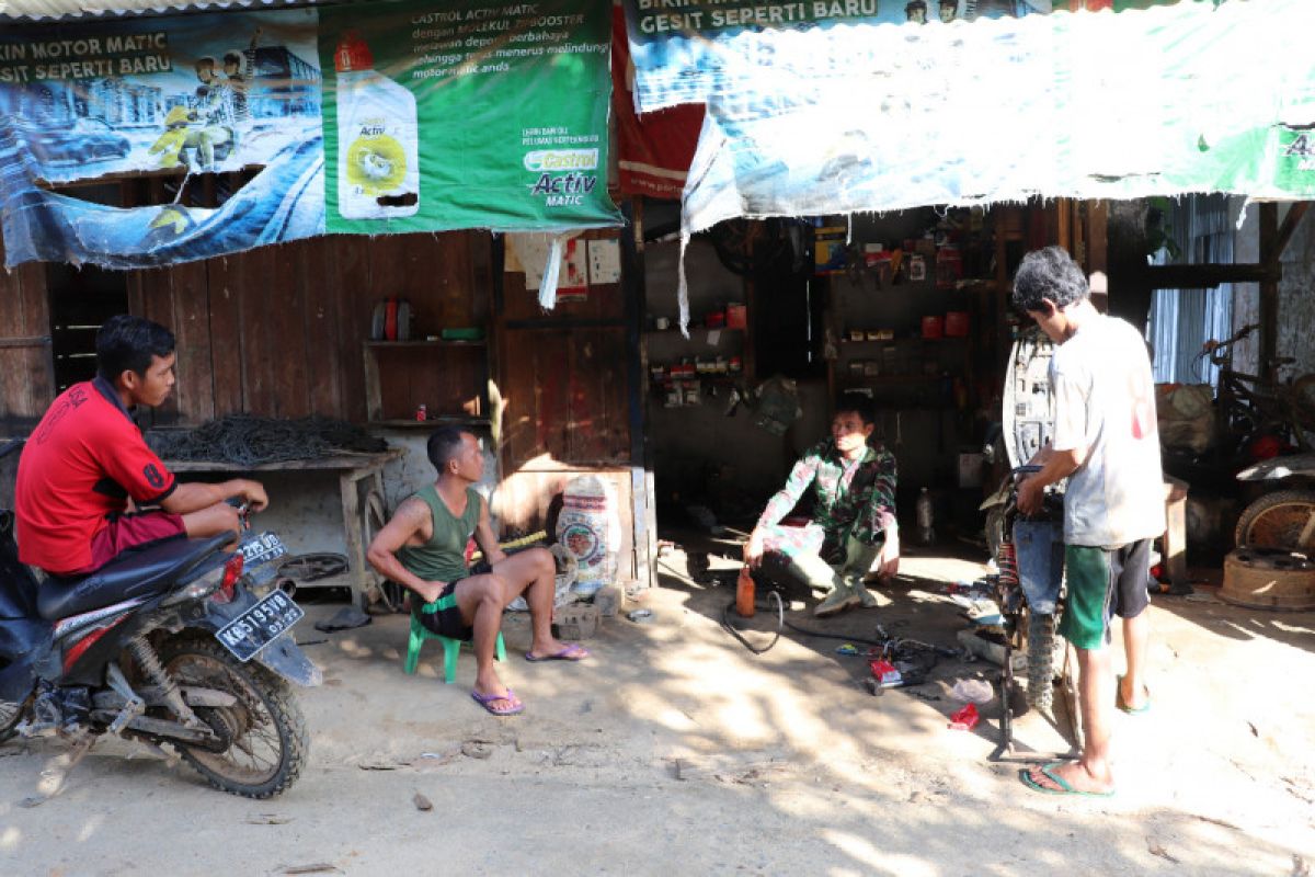 Mampir di bengkel, prajurit TMMD menyempatkan diri laksanakan komsos