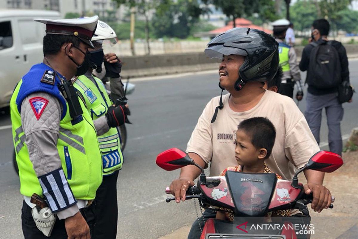 Satlantas Jakarta Barat dirikan tiga pos pemantauan PSBB