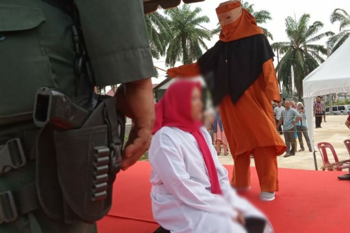 Seorang wanita terlibat perzinaan dihukum cambuk 200 kali di Aceh