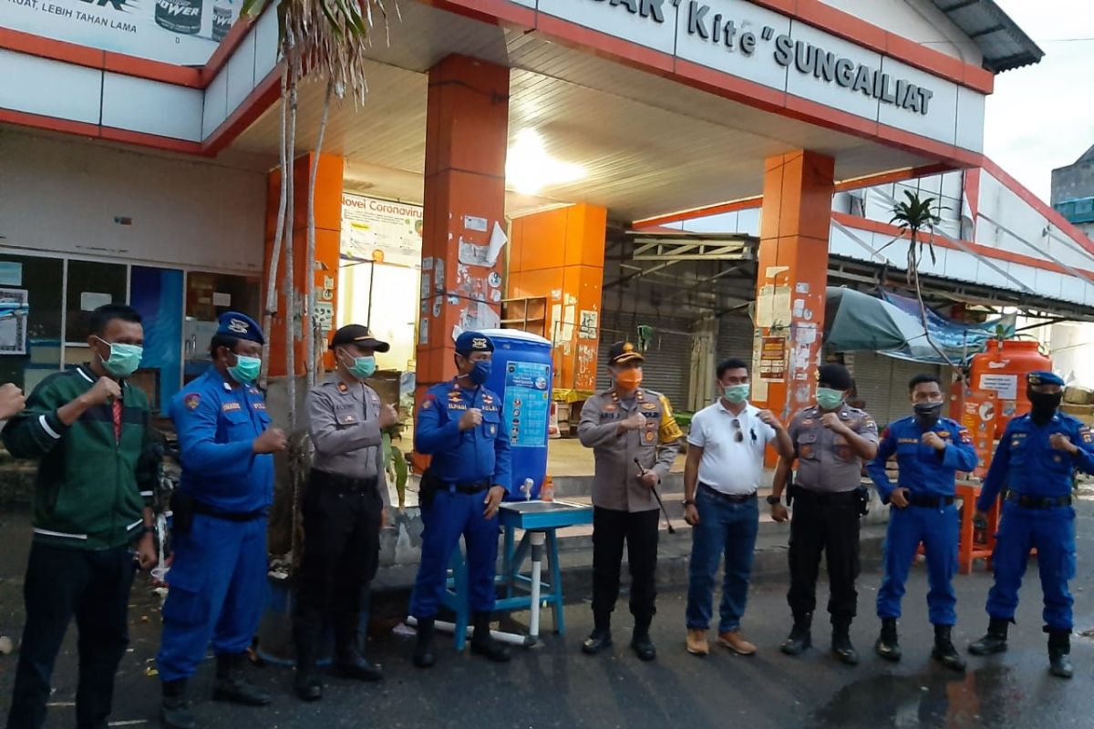 Polres Bangka pasang delapan buah tempat cuci tangan