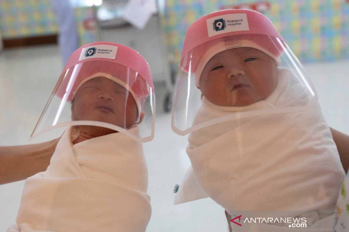 Bayi kembar tiga positif corona, namun orang tuanya negatif