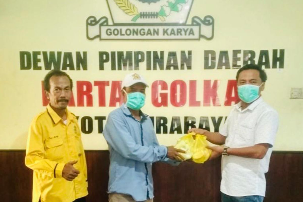 Anggota Fraksi Golkar Surabaya gunakan dua bulan gaji untuk baksos COVID-19