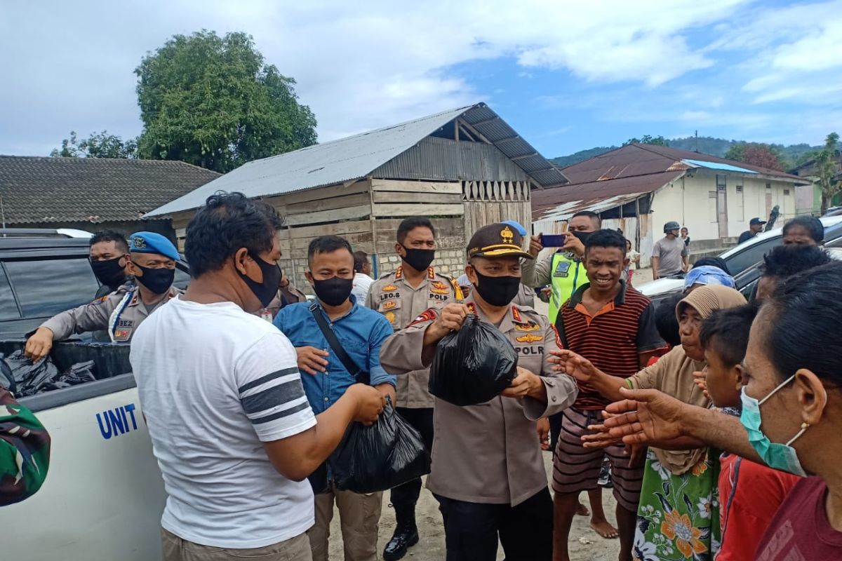 Pengemudi speed boat dan penjual makanan di Tulehu terima bingkisan dari Polri