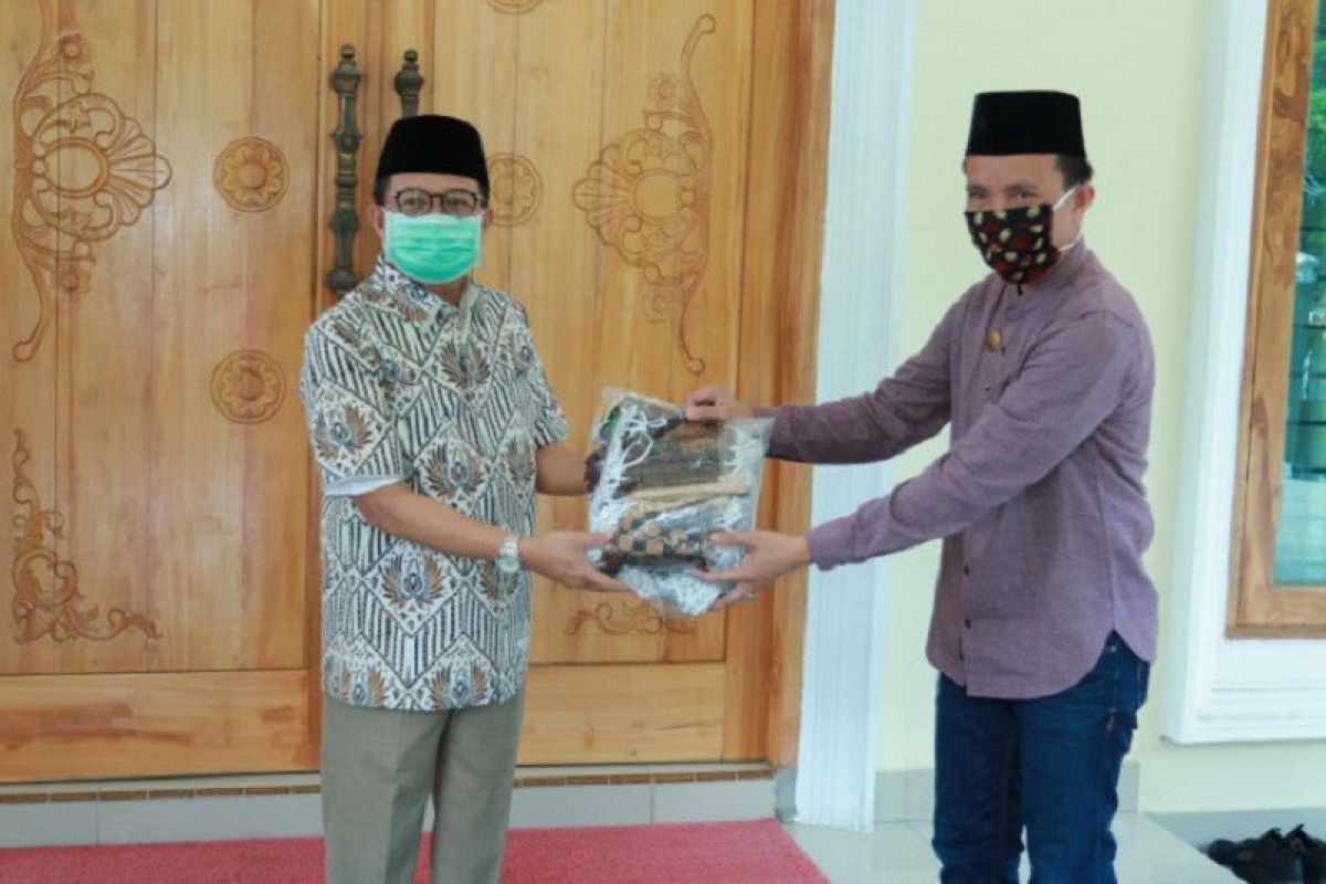 Gubernur Jambi bagikan 1000 masker batik kepada pedagang dan pembeli di pasar Angsoduo