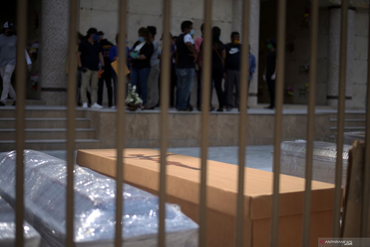 Para tahanan di Ekuador ditugaskan buat peti mati untuk korban virus corona