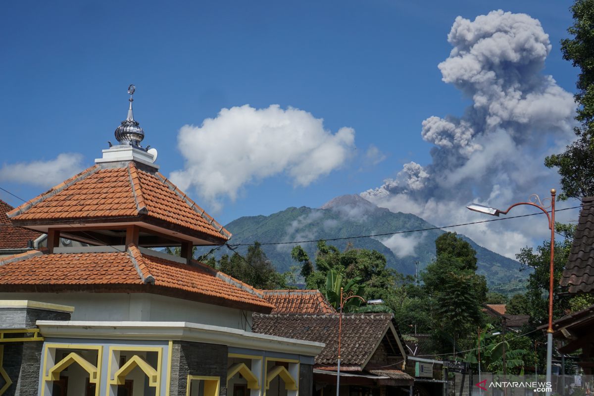 Mt Merapi erupts, sending ash plumes three thousand meters high