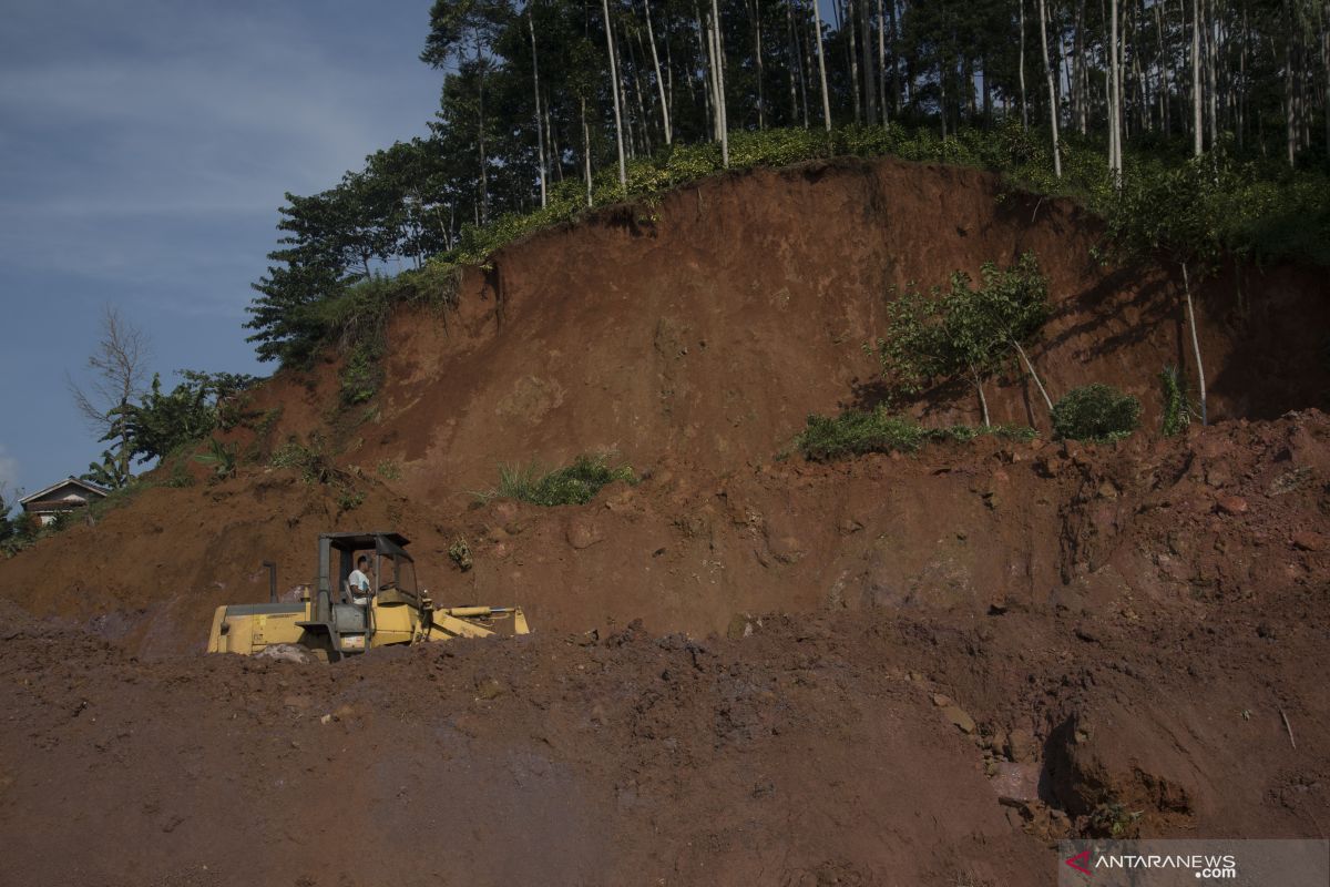 Sembilan penambang emas ilegal di Solok tertimbun longsor di kedalaman 9 meter