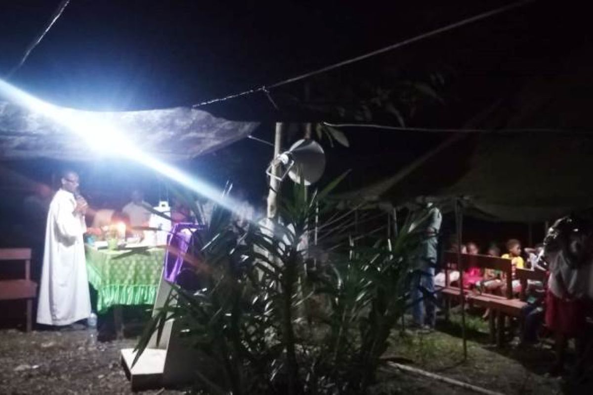 warga kampung Kibay dan Satgas TMMD menjaga jarak saat  ibadah Kamis putih