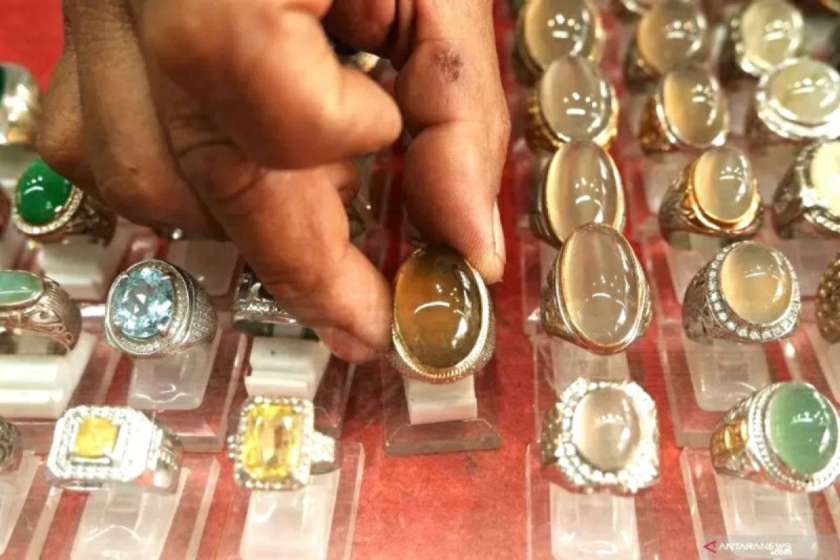 Benarkah virus bertahan di cincin logam selama delapan jam?