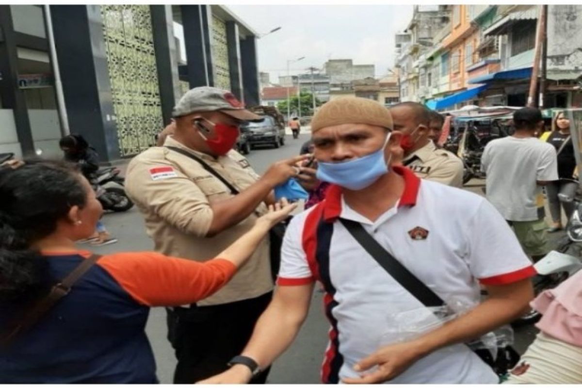 PWI dan IJTI Tebing Tinggi bagi-bagi masker kepada warga