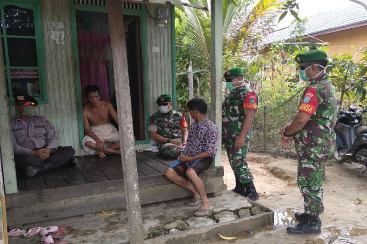 Babinsa Koramil dan Babinkamtibmas imbau warga Lahei