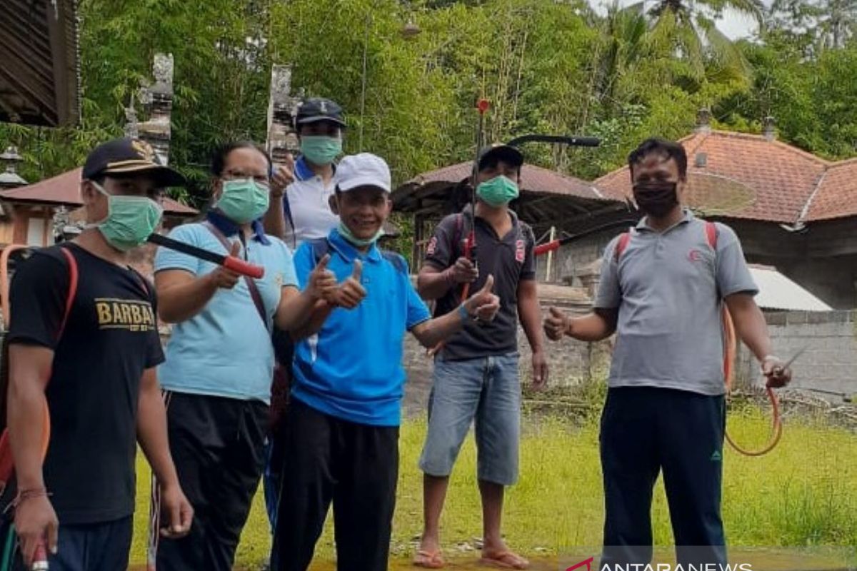 Tim Satgas COVID-19 Desa Nawa Kerti Karangasem semprotkan disinfektan ke rumah warga