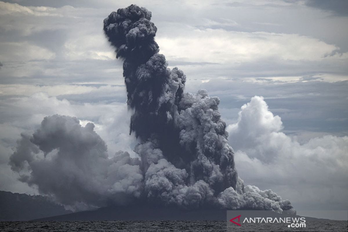 Erupsi Gunung Anak Krakatau berlangsung sampai Sabtu pagi