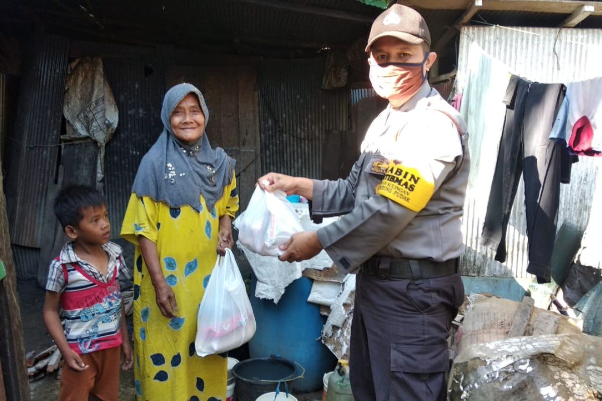 Polsek Murung Pudak bantu sembako bagi  warga miskin