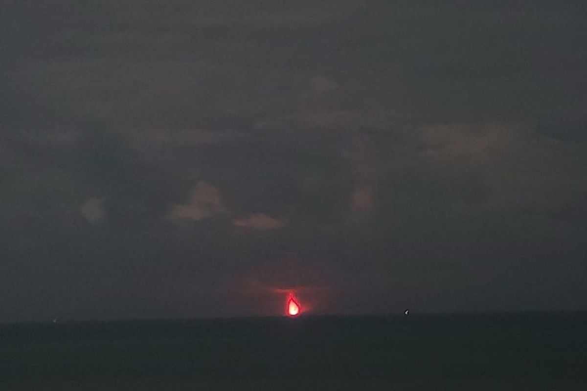 Erupsi Gunung Anak Krakatau berlangsung sampai Sabtu pagi