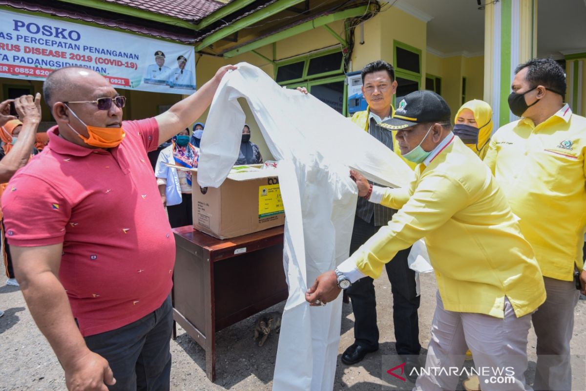 Golkar Padangsidimpuan sumbangkan APD