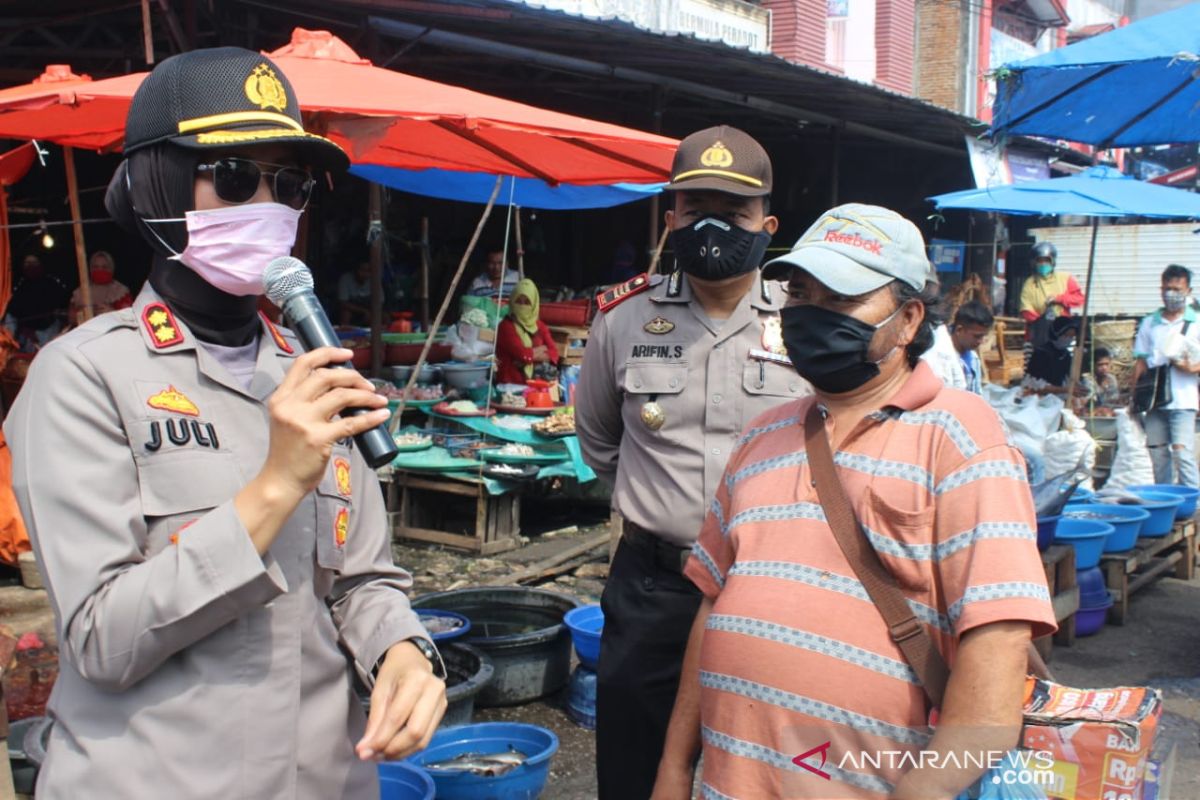 Kapolres Padangsidimpuan ingatkan warga agar tetap gunakan masker