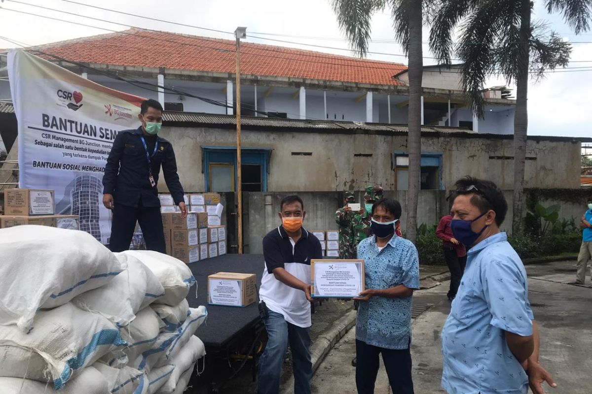 BG Junction Surabaya bagikan 1.000 paket sembako bagi warga terdampak COVID-19