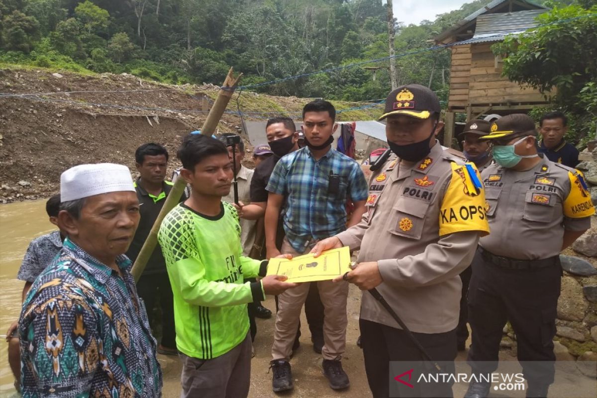 Kapolres Madina bantu korban banjir Muarasipongi