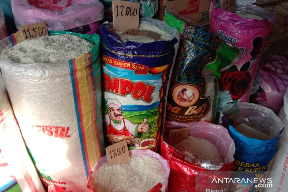 Harga beras antarpulau di Ambon normal