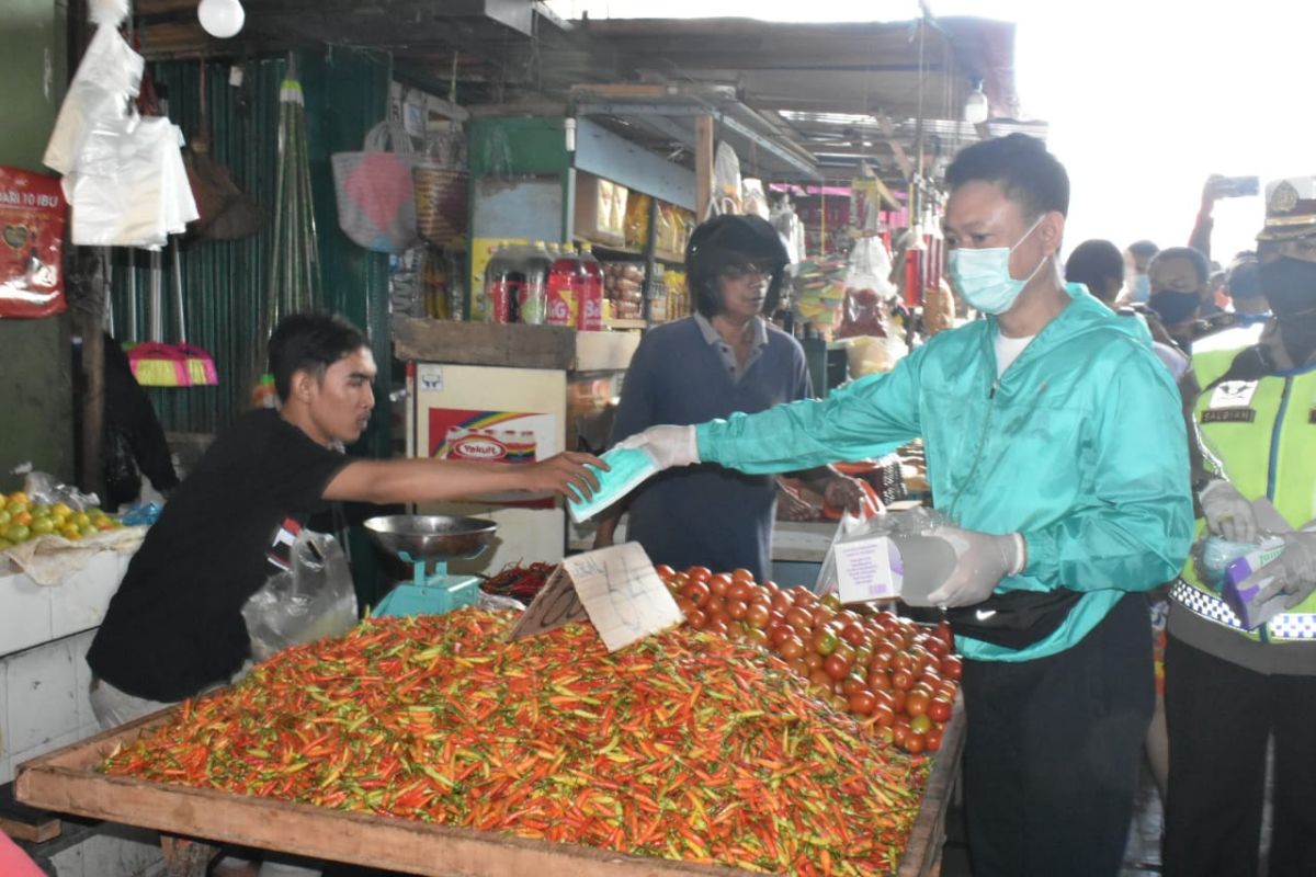 Cegah COVID-19, masker gratis dibagikan di pasar tradisional Pontianak