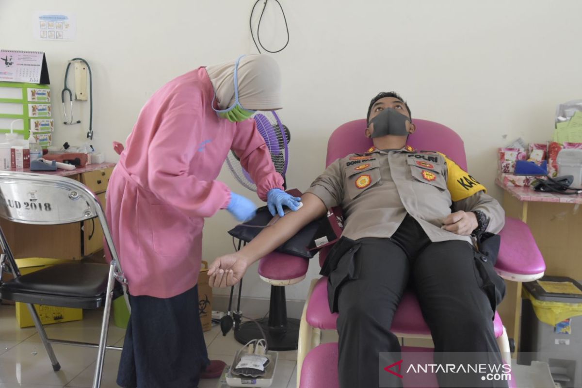 Kapolres donor darah bantu stok darah PMI