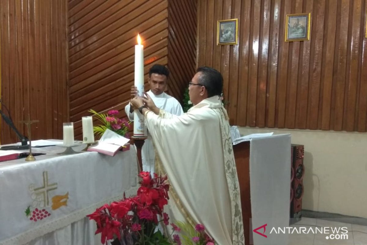 Misa Malam Paskah di Minahasa Tenggara lewat facebook