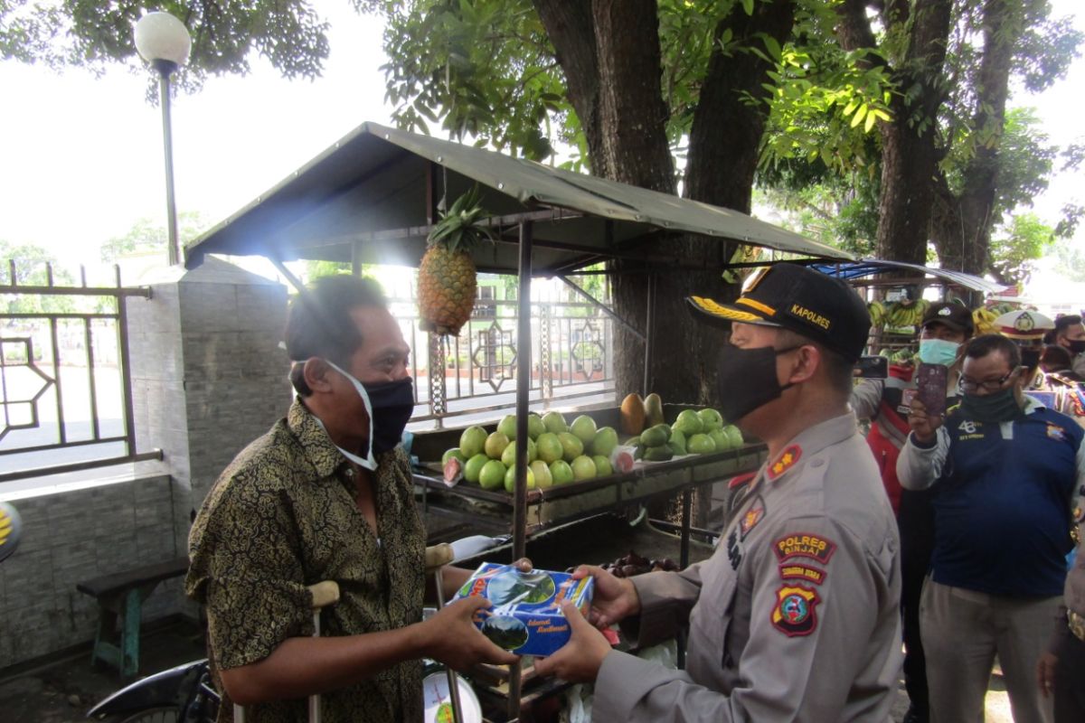 Kapolres Binjai bagi masker dan nasi kotak