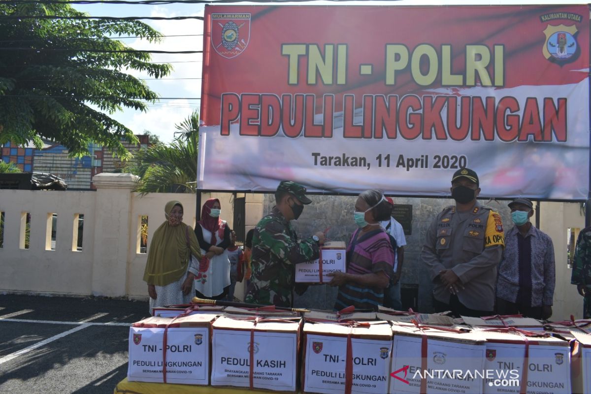 TNI - Polri bagikan ratusan paket sembako di Tarakan