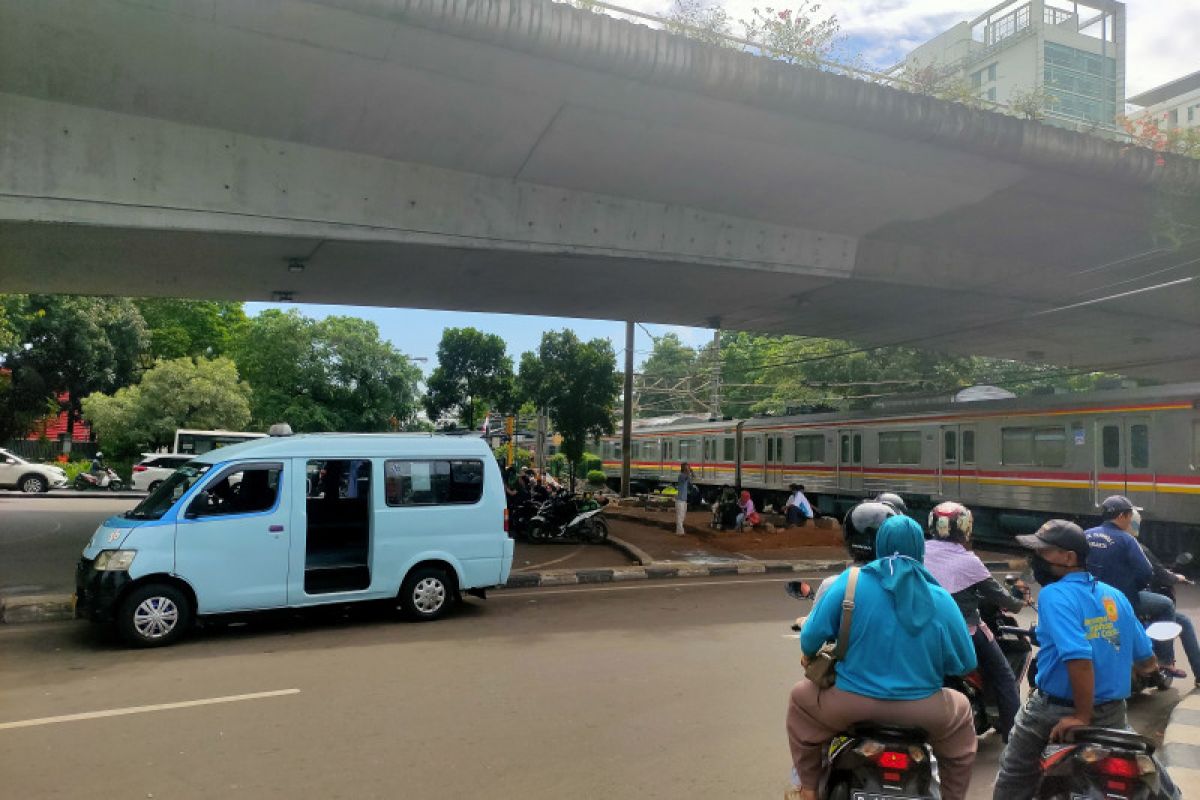 Hari kedua PSBB, perubahan aktivitas di jalan mulai terlihat