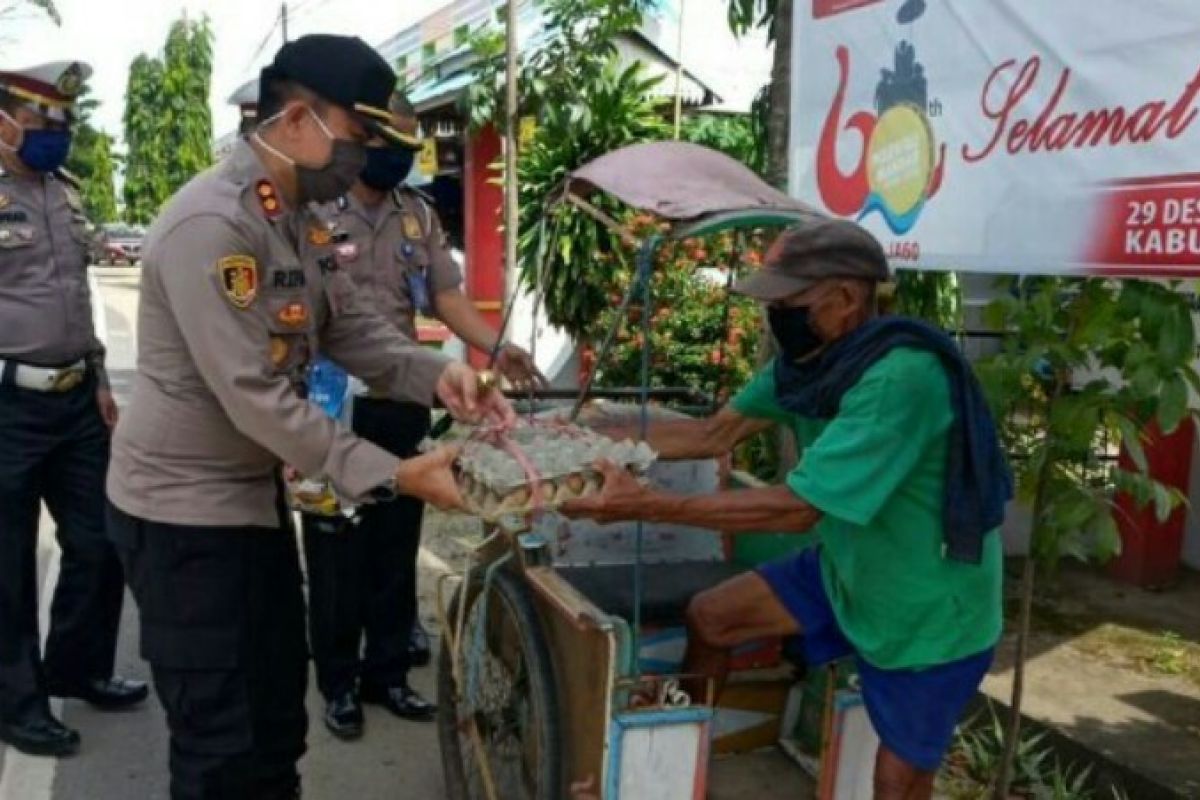 Polres Polman bagikan bahan makanan pokok