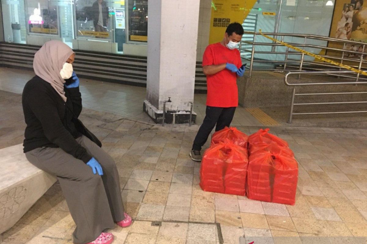 Relawan Muslim KL suplai makanan WNI terisolasi di dua flat