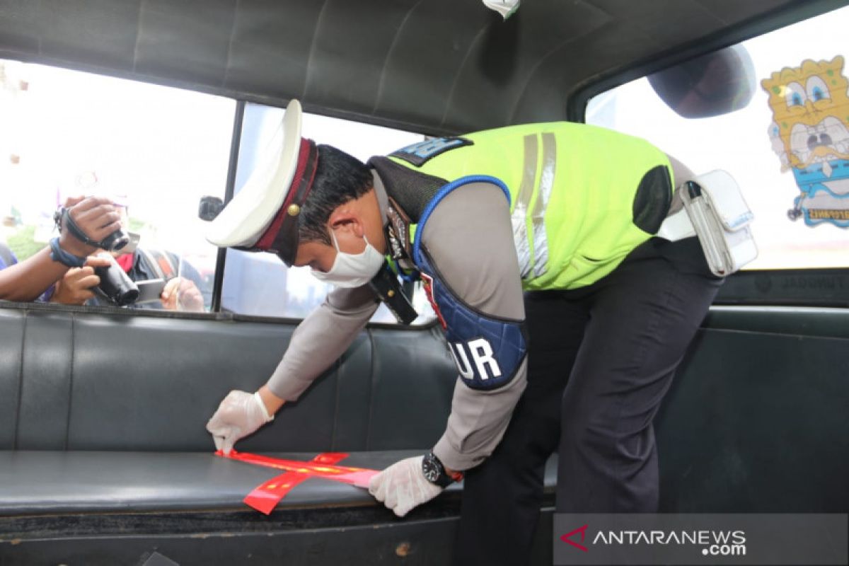 Polisi Tangerang pasang tanda jarak tempat duduk angkutan publik