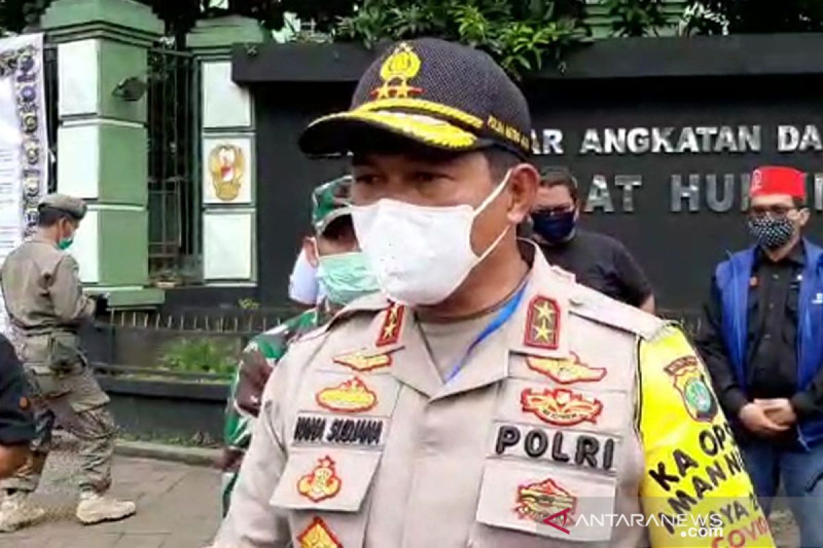 Kapolda Metro bagikan masker ke penumpang bus Kampung Rambutan