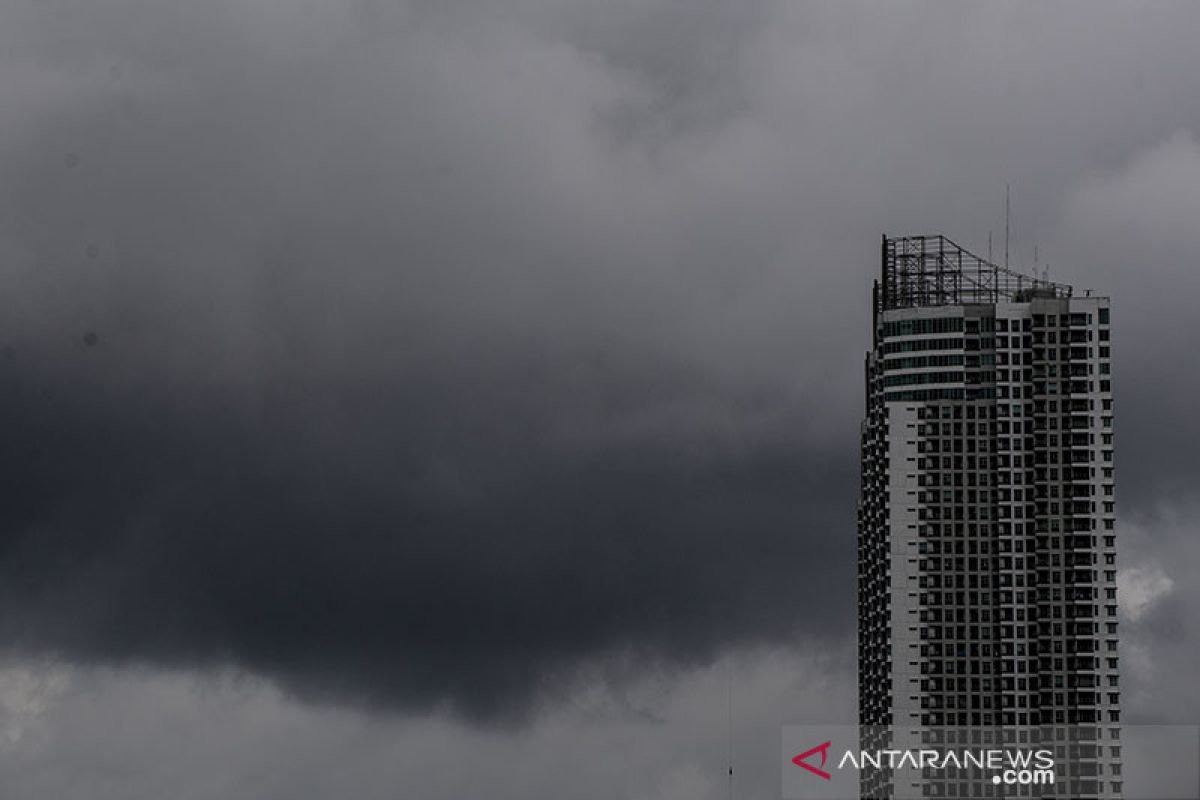 Waspadai potensi hujan dan angin kencang di Jakarta pada Minggu